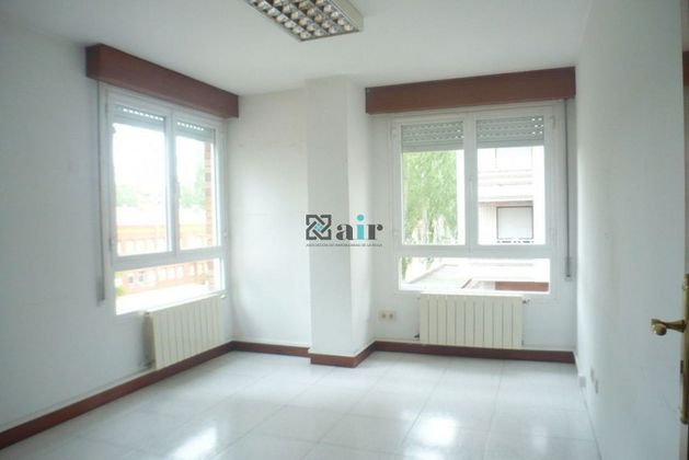 Foto 2 de Oficina en alquiler en San Adrián - La Cava con terraza y aire acondicionado
