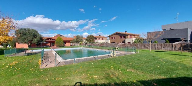 Foto 2 de Chalet en venta en Navarrete de 5 habitaciones con terraza y piscina