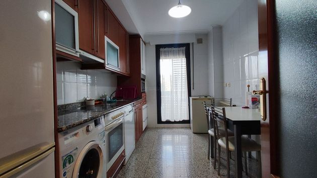 Foto 2 de Piso en alquiler en Cascajos - Piqueras de 4 habitaciones con garaje y balcón