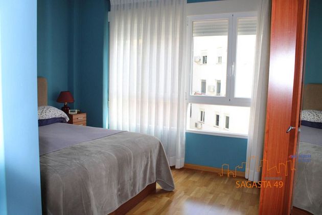 Foto 2 de Piso en venta en Paseo Sagasta de 3 habitaciones con balcón y calefacción