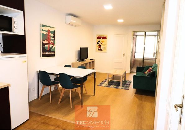 Foto 2 de Piso en alquiler en calle De Ramón de Santillán de 1 habitación con terraza y muebles