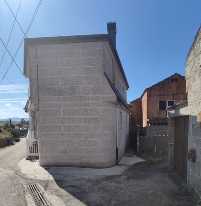 Foto 2 de Casa adossada en venda a Cañiza (A) de 4 habitacions amb garatge i balcó