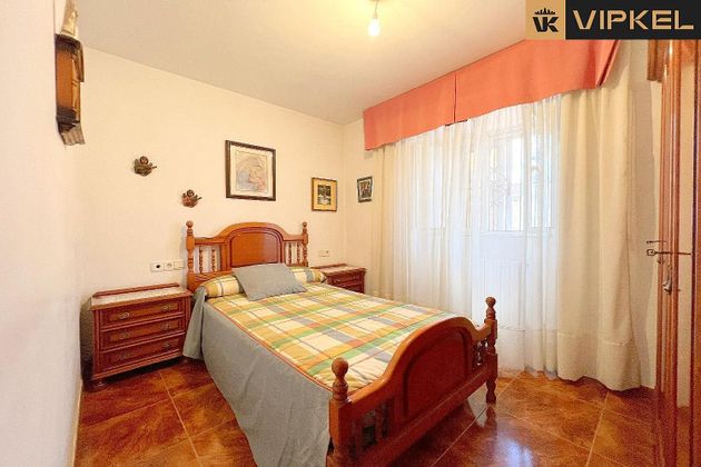 Foto 1 de Casa en venta en Castiñeiriño - Cruceiro de Sar de 8 habitaciones con terraza y piscina
