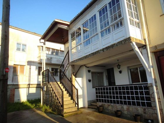 Foto 2 de Casa en venda a Castiñeiriño - Cruceiro de Sar de 4 habitacions amb terrassa i calefacció