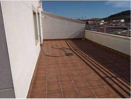 Foto 2 de Ático en venta en Valdepeñas de 2 habitaciones con terraza y garaje