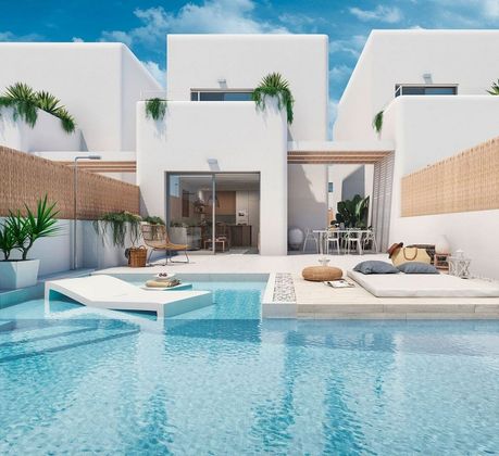 Foto 1 de Casa adossada en venda a La Marina de 3 habitacions amb terrassa i piscina