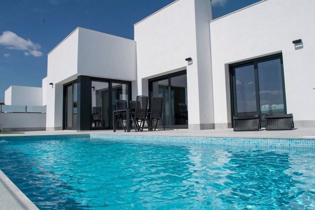 Foto 1 de Chalet en venta en Rojales de 5 habitaciones con terraza y piscina