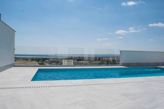 Foto 2 de Chalet en venta en Rojales de 5 habitaciones con terraza y piscina