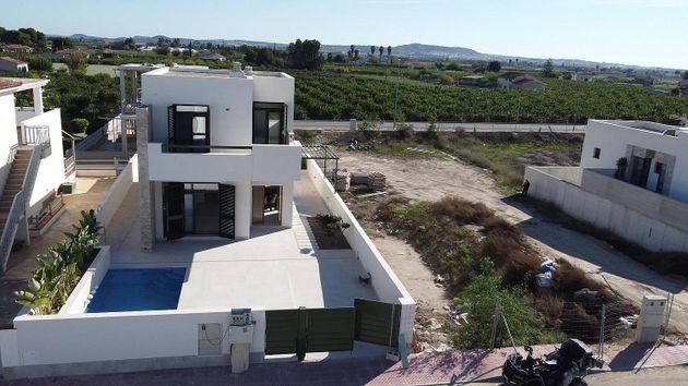 Foto 2 de Xalet en venda a Daya Nueva de 3 habitacions amb terrassa i piscina