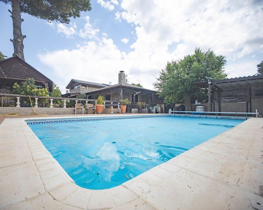 Foto 2 de Xalet en venda a Serracines de 5 habitacions amb piscina i garatge