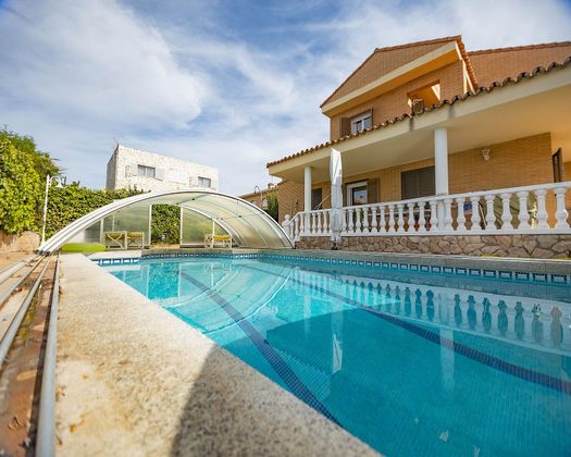 Foto 1 de Venta de chalet en Galápagos de 6 habitaciones con terraza y piscina