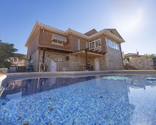 Foto 2 de Chalet en venta en Torrejón del Rey de 5 habitaciones con terraza y piscina