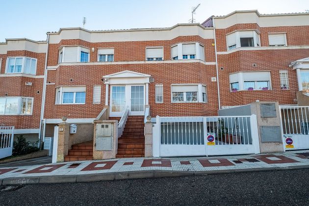 Foto 2 de Casa adossada en venda a Las Lomas-Salinera-La Muñeca de 4 habitacions amb terrassa i jardí