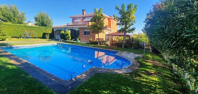 Foto 1 de Chalet en venta en Casar (El) de 6 habitaciones con terraza y piscina