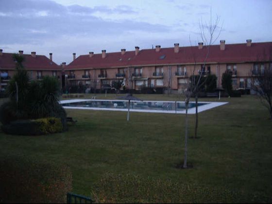 Foto 2 de Venta de casa adosada en Lardero de 4 habitaciones con terraza y piscina