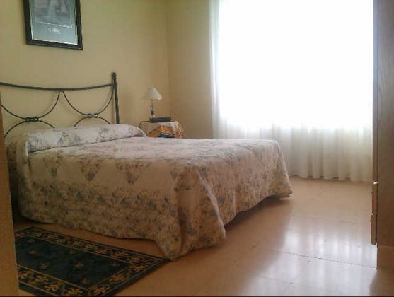 Foto 2 de Piso en venta en Arenzana de Abajo de 3 habitaciones con muebles y balcón
