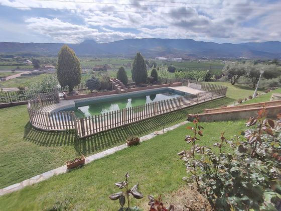 Foto 2 de Venta de chalet en Albelda de Iregua de 5 habitaciones con terraza y piscina