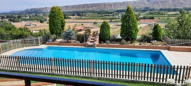 Foto 1 de Venta de chalet en Albelda de Iregua de 5 habitaciones con terraza y piscina