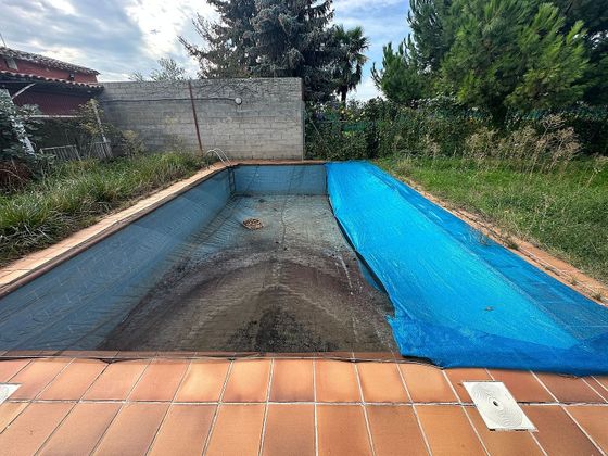 Foto 1 de Venta de casa adosada en Albelda de Iregua de 4 habitaciones con terraza y piscina