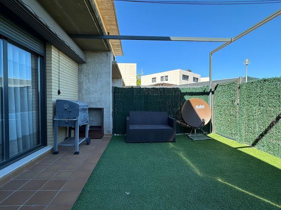 Foto 2 de Casa adossada en venda a calle Chile de 3 habitacions amb terrassa i garatge