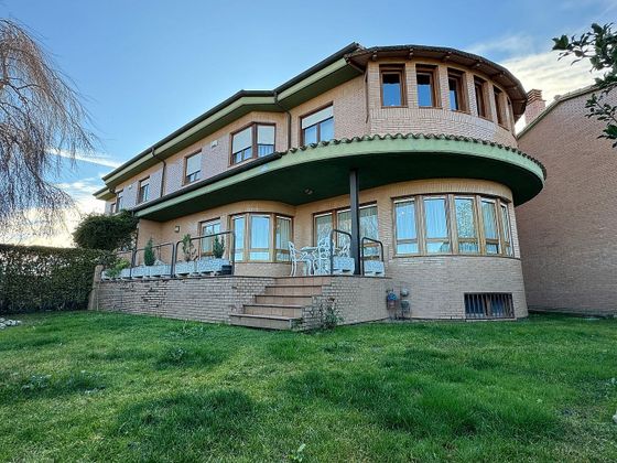 Foto 1 de Casa adossada en venda a calle Terrero de 5 habitacions amb terrassa i piscina