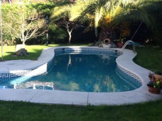 Foto 1 de Xalet en venda a Santa Cruz de Bezana de 5 habitacions amb piscina i garatge