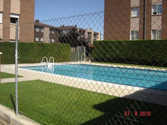 Foto 1 de Pis en venda a San Cristóbal de Segovia de 3 habitacions amb piscina i garatge
