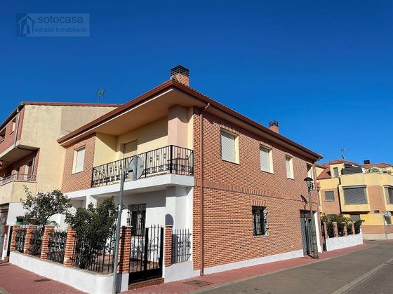 Foto 1 de Venta de casa adosada en Santovenia de Pisuerga de 3 habitaciones con terraza y jardín
