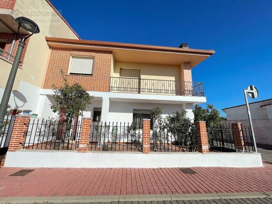 Foto 2 de Casa adossada en venda a Santovenia de Pisuerga de 3 habitacions amb terrassa i jardí