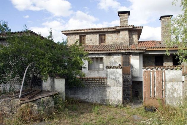 Foto 2 de Casa en venda a calle Moreda de 7 habitacions amb jardí