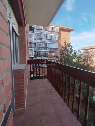 Foto 2 de Venta de piso en Tormes - La Vega de 3 habitaciones con balcón y calefacción