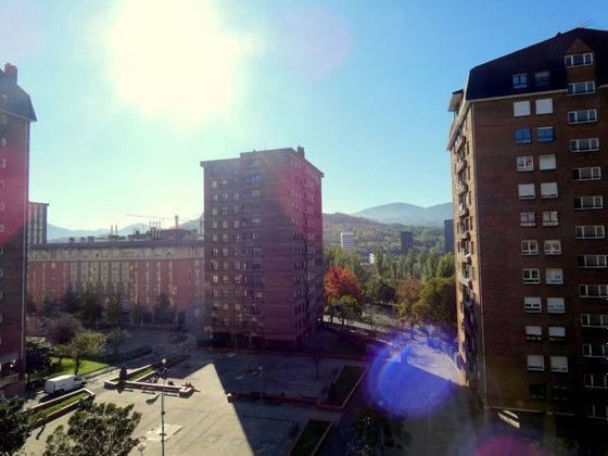 Foto 1 de Venta de piso en calle Ondarroa de 4 habitaciones con garaje y balcón