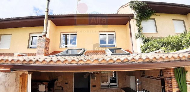 Foto 2 de Venta de casa adosada en Hontanares de Eresma de 4 habitaciones con garaje y calefacción