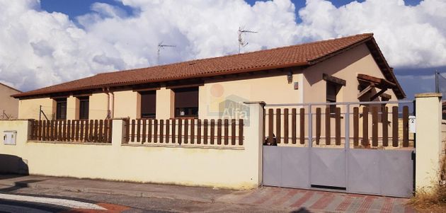 Foto 2 de Casa en venda a calle De la Higuera de 3 habitacions amb garatge i jardí