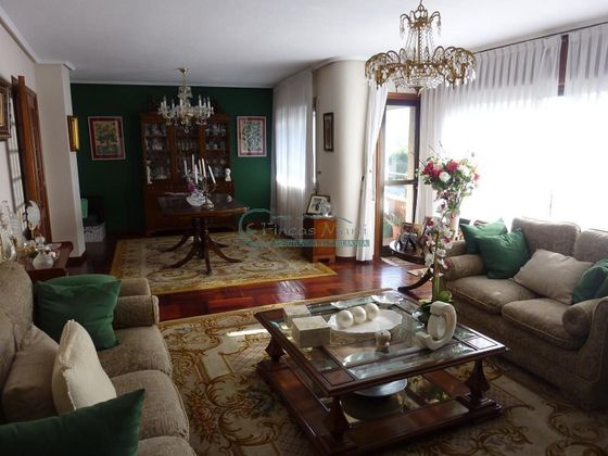 Foto 1 de Alquiler de piso en Praza España - Casablanca de 4 habitaciones con garaje y muebles