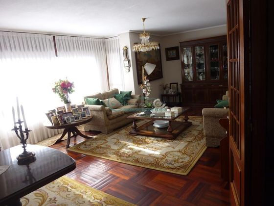 Foto 2 de Alquiler de piso en Praza España - Casablanca de 4 habitaciones con garaje y muebles