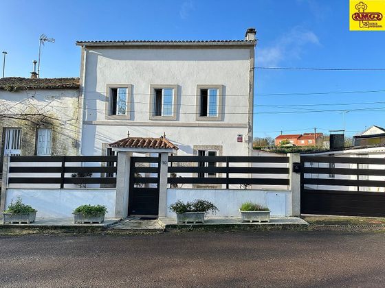 Foto 1 de Casa adosada en venta en Castiñeiriño - Cruceiro de Sar de 8 habitaciones con terraza y jardín