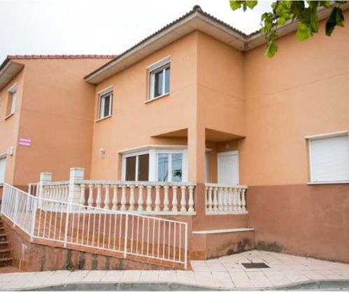 Foto 1 de Casa adosada en venta en Luceni de 3 habitaciones con terraza y jardín
