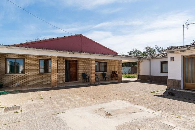 Foto 1 de Casa rural en venda a calle De Las Palomas de 4 habitacions amb terrassa i piscina