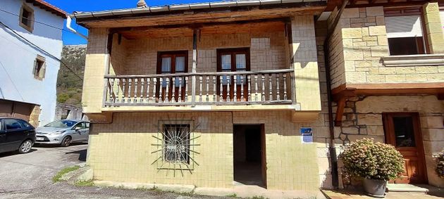 Foto 1 de Casa en venda a Puente Viesgo de 3 habitacions amb jardí i balcó