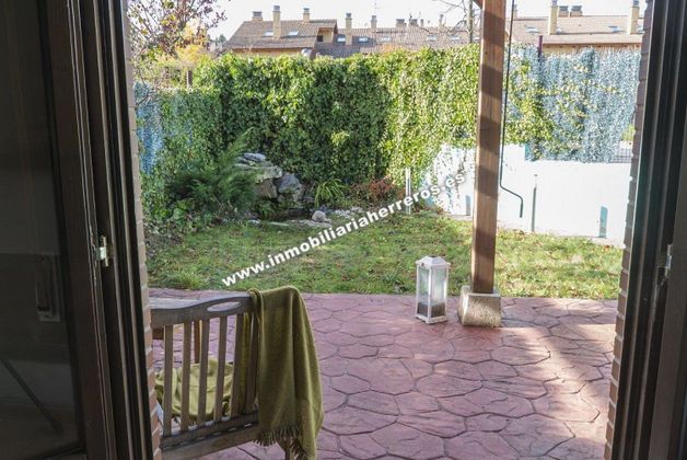 Foto 2 de Casa adossada en venda a Sojuela de 4 habitacions amb garatge i jardí