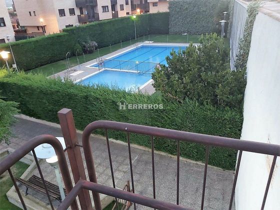Foto 1 de Venta de piso en Villamediana de Iregua de 3 habitaciones con terraza y piscina