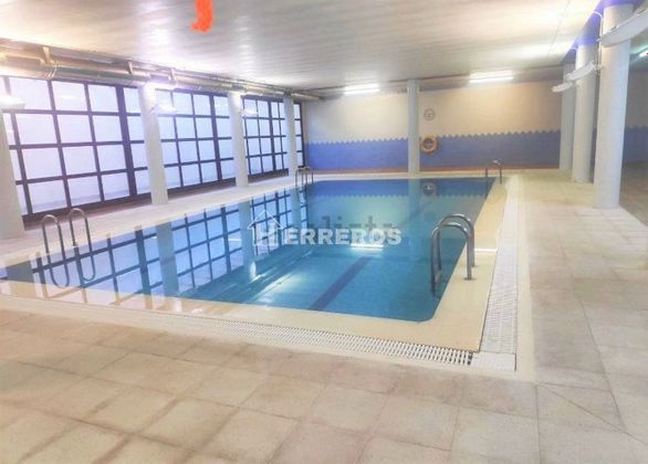 Foto 2 de Casa adosada en venta en Cascajos - Piqueras de 3 habitaciones con terraza y piscina