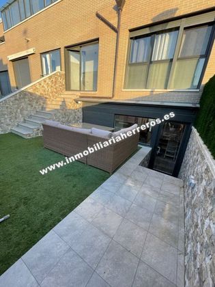 Foto 1 de Casa adossada en venda a Viana de 4 habitacions amb terrassa i jardí
