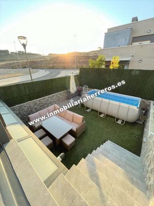 Foto 2 de Casa adossada en venda a Viana de 4 habitacions amb terrassa i jardí