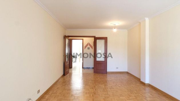 Foto 2 de Piso en venta en Praza de España de 4 habitaciones con garaje y calefacción