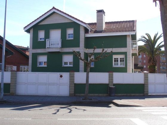 Foto 2 de Xalet en venda a Castrillón de 7 habitacions amb terrassa i garatge