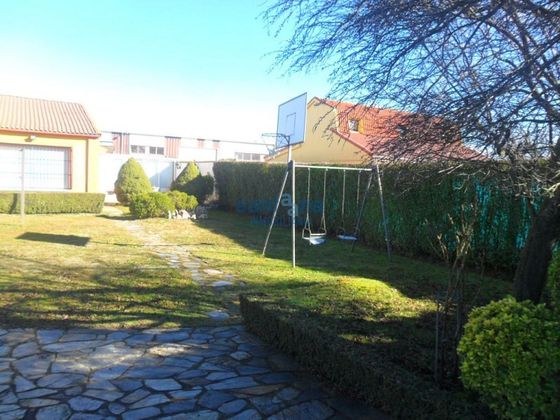 Foto 1 de Xalet en venda a Villaquilambre de 3 habitacions amb terrassa i jardí