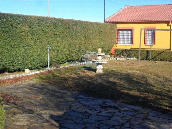 Foto 2 de Xalet en venda a Villaquilambre de 3 habitacions amb terrassa i jardí