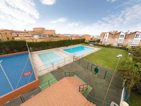 Foto 2 de Casa adossada en venda a Somio de 4 habitacions amb terrassa i piscina